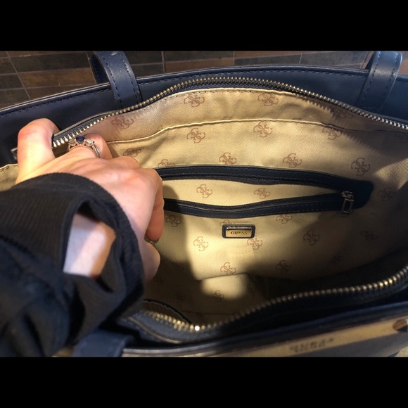 Large Guess purse - Picture 4 of 6